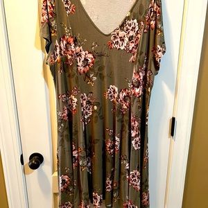 Torrid size 2X women’s green dress with flowers. Fits like a 1X